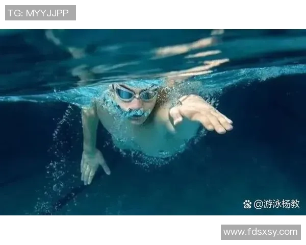 自由泳呼吸技巧解析：如何掌握呼吸节奏提升游泳速度与耐力